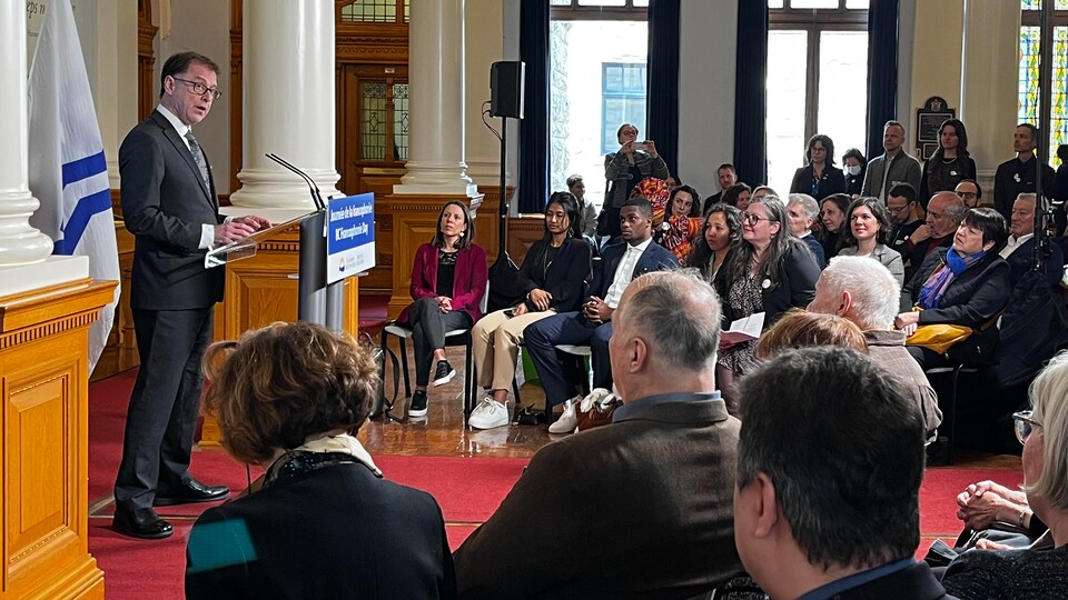Adrian Dix, derrière un lutrin, s'adresse à une assemblée de personnes, à Victoria, le 9 mars 2023.