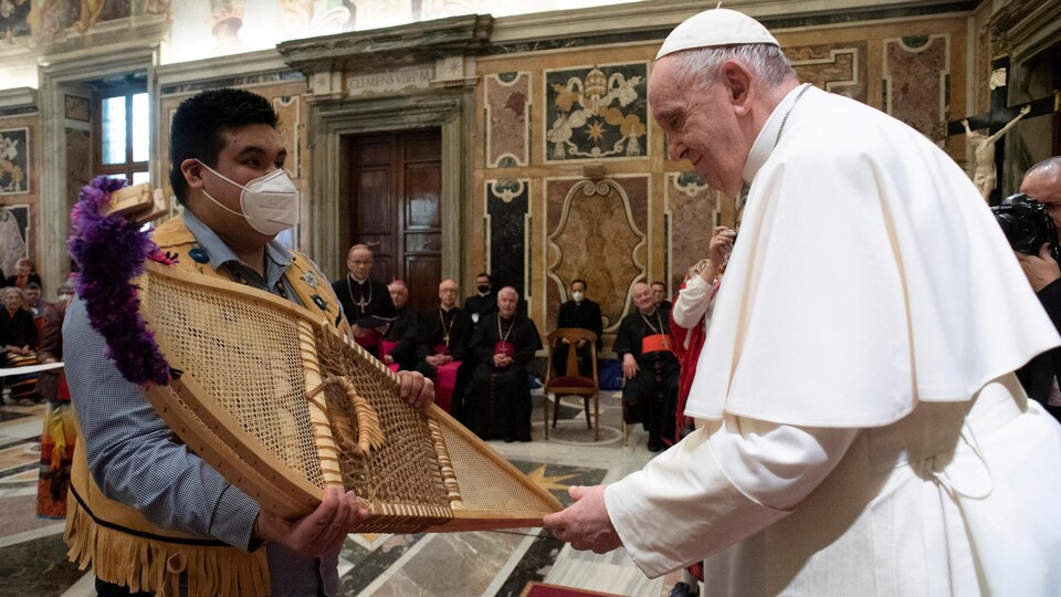 Un Autochtone offre une paire de raquettes au pape François, lors d'une audience au Vatican.
