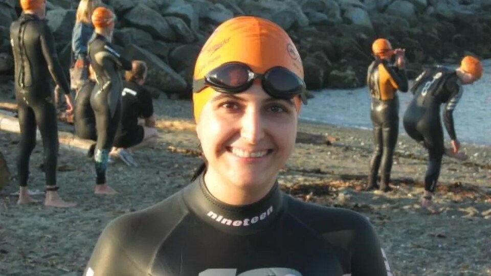Adriana Patino en combinaison de nage, sur une plage.