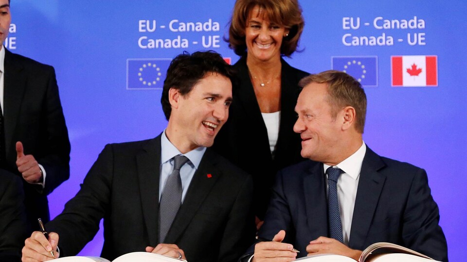 Le Premier ministre Justin Trudeau et le représentant de l'Union Européenne signent des documents