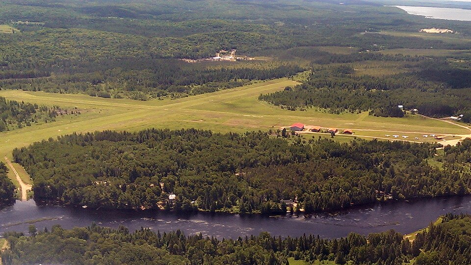 Vue aérienne de l'aérodrome Sundridge / South River.