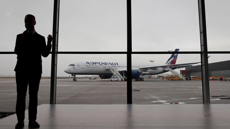 Un avion d'Aeroflot vu de l'intérieur d'un aéroport.