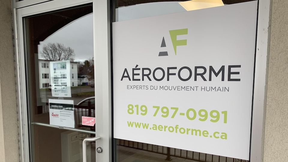 L'écriteau du Aéroforme n'a pas encore été retiré de la porte principale du local.
