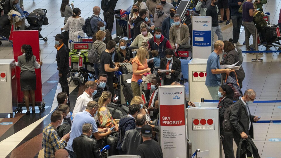 Des voyageurs dans un aéroport sud-africain.