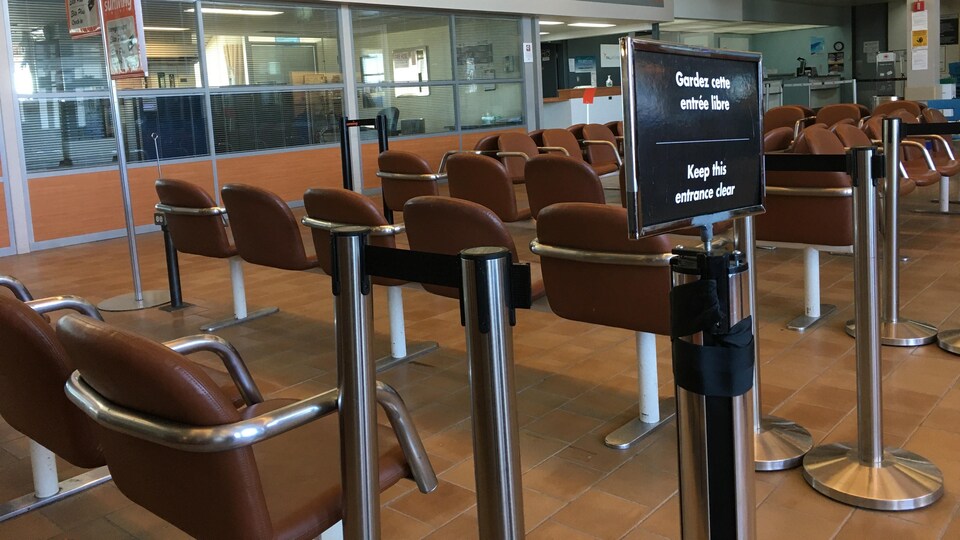 La salle d'attente de l'aéroport de Bagotville est vide.
