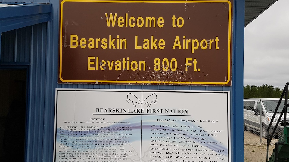 Un panneau porte un message de bienvenue à l'aéroport de Bearskin Lake.