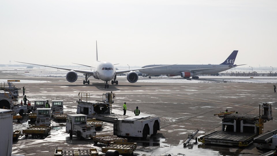 Deux avions sur le tarmac d'un aéroport.