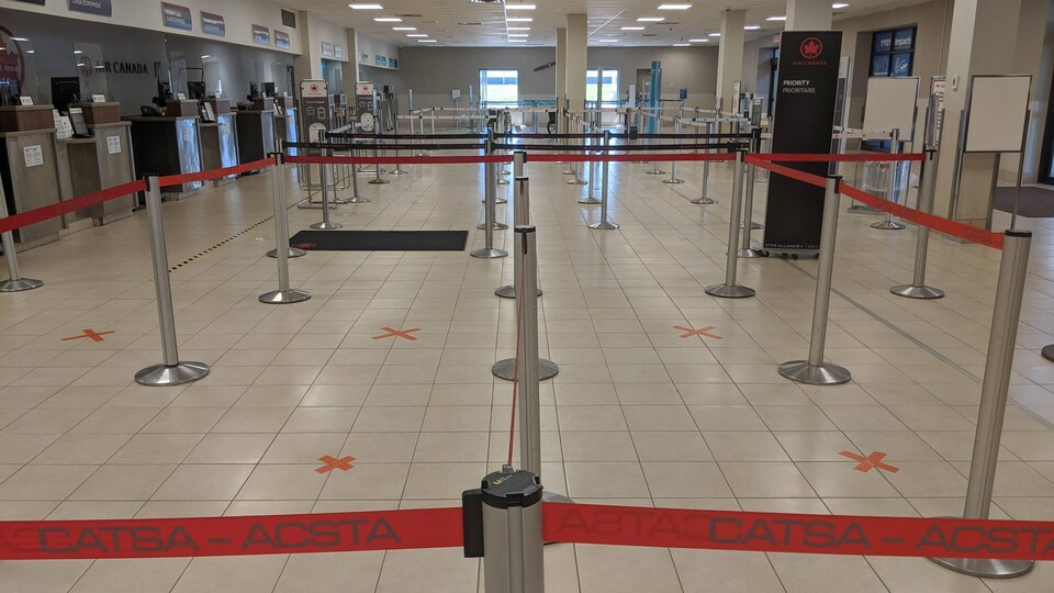 L'intérieur de l'aéroport est vide.