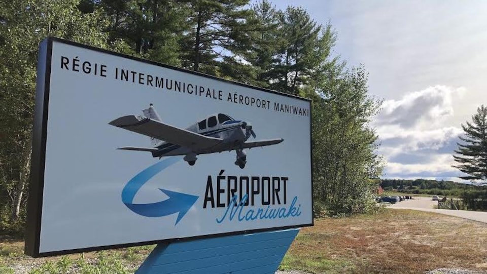 Un panneau indiquant l’aéroport de Maniwaki en Outaouais.
