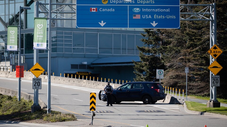 Une voiture de police bloque l'accès aux véhicules.