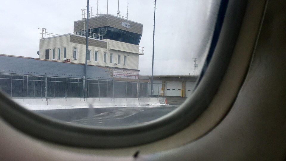 Aéroport vu au travers d'un hublot.