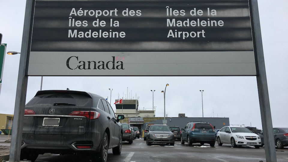 Affiche Aéroport des Îles de la Madeleine, stationnement et tour de contrôle.
