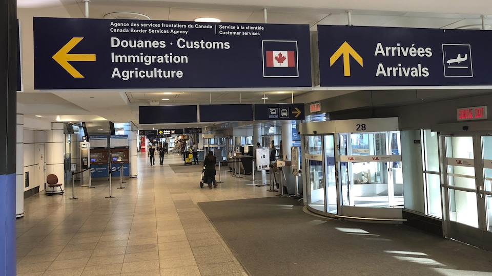 La signalisation des douanes et des bureaux de l’immigration à l’Aéroport Pierre-Elliott Trudeau.