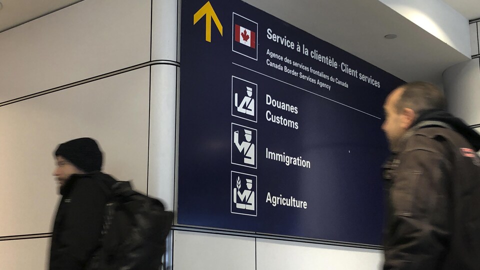 La signalisation des douanes et des bureaux de l’immigration à l’Aéroport Pierre-Elliott-Trudeau.