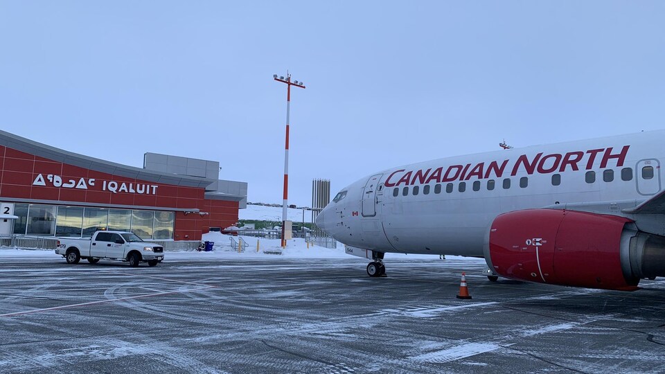 Un avion à l'aéroport d'Iqaluit. 