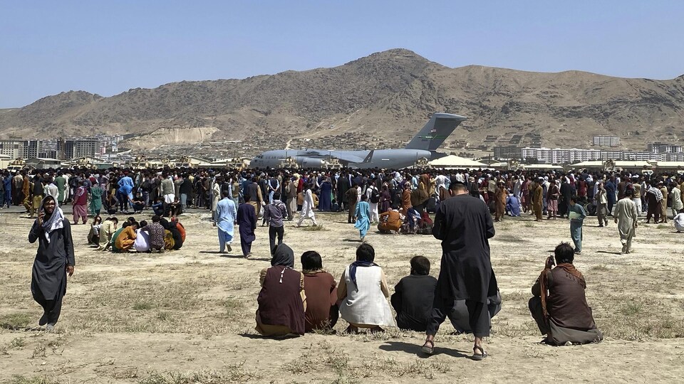 Des milliers de personnes réunies autour d'un avion.