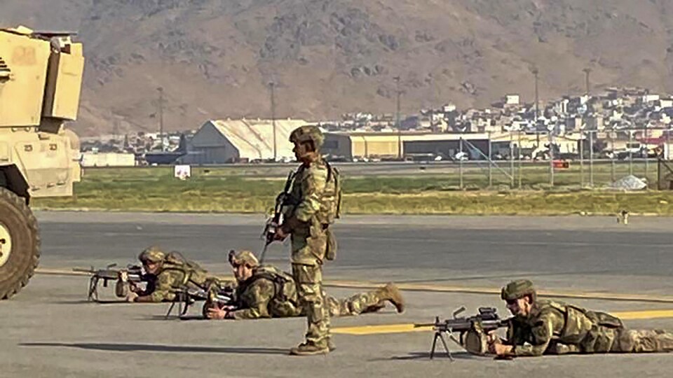 Des soldats américains à l'aéroport de Kaboul.