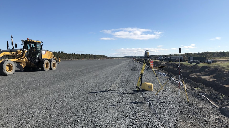 Un tracteur étend de la matière concassée sur la piste d'atterrissage de l'aéroport de Matane.