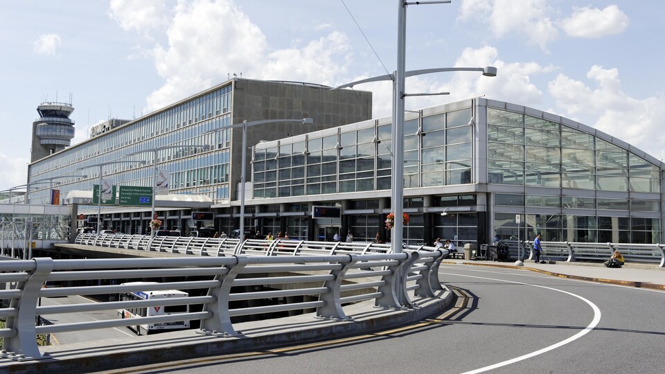 La façade de l'aéroport international Pierre-Elliott-Trudeau, à Montréal.