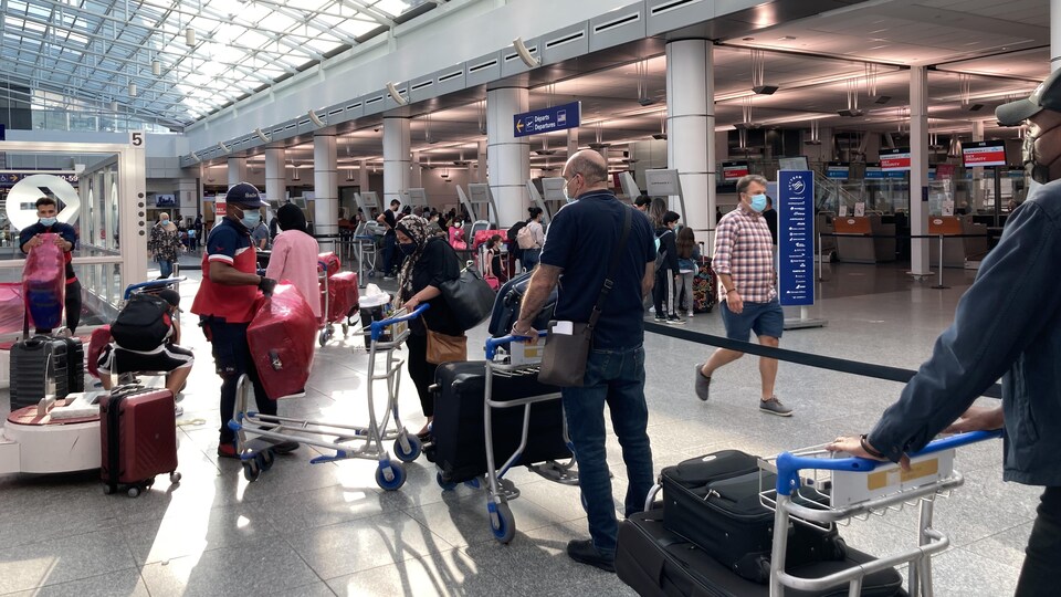 Une file d'attente à l'aéroport de Montréal.