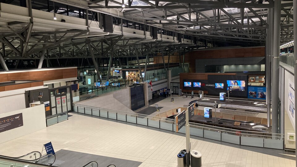 L'intérieur de l'aéroport d'Ottawa, vide.