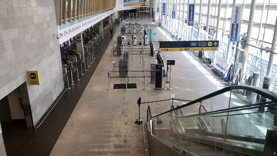 L'ambiance dans l'aéroport est déstabilisante. Il n'y a qu'une vingtaine de voyageurs par jour qui prennent l'avion depuis la fermeture des frontières. La plupart sont des travailleurs essentiels. 