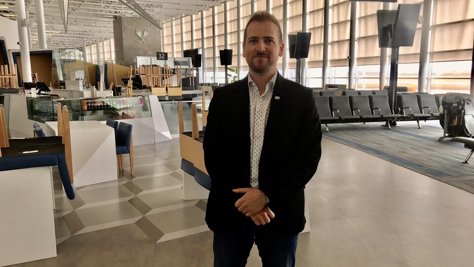 Marc-André Bédard est le vice-président exploitation à l'aéroport de Québec. La chute du nombre de vols et de voyageurs de presque 99 % est un défi de gestion de taille. 