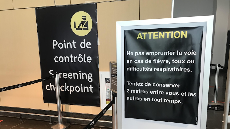 Le point de contrôle et de fouille est le seul endroit à l'aéroport de Québec où le port du masque est obligatoire. Quelles seront les nouvelles normes après le déconfinement? Personne ne sait encore. Transports Canada donnera ses directives éventuellement. 