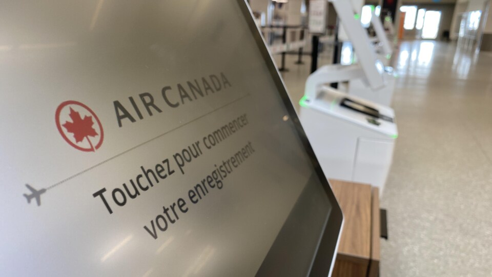 Une borne d'enregistrement d'Air Canada.