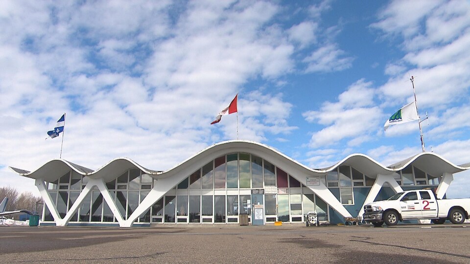 Façade de l'aérogare de l'aéroport de Trois-Rivières