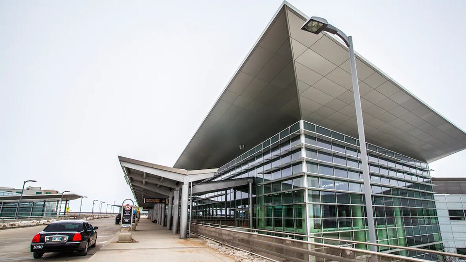 Une vue extérieure de l'aéroport de Winnipeg