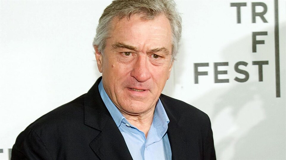 L'acteur Robert De Niro est sur le tapis rouge d'un événement.