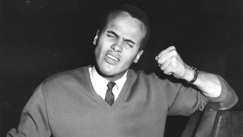 L'acteur et chanteur Harry Belafonte en 1959 en pleine répétition avant une apparition à la BBC. 