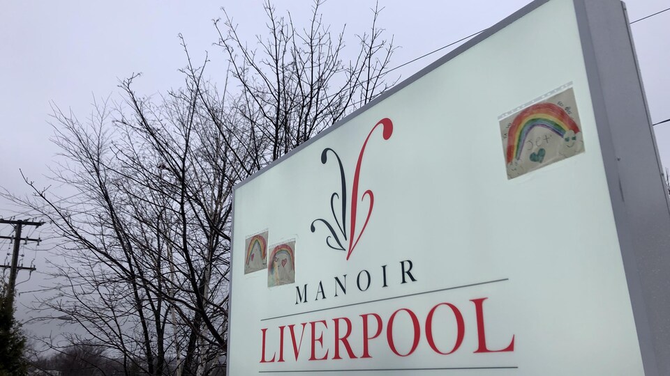 Des dessins d'arc-en-ciel sur une affiche de couleur blanche de la résidence pour aînés Manoir Liverpool.