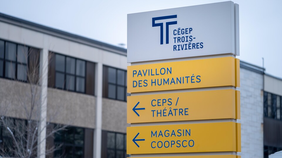 L'affiche indiquant où se trouve le pavillon des humanités et le magasin Coopsco du Cégep de Trois-Rivières