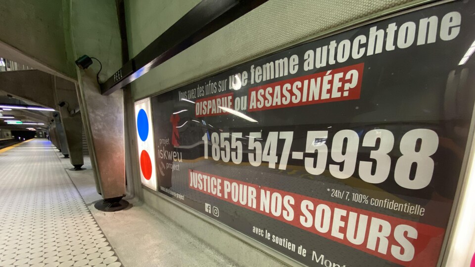 Une affiche de sensibilisation installée dans une station de métro.