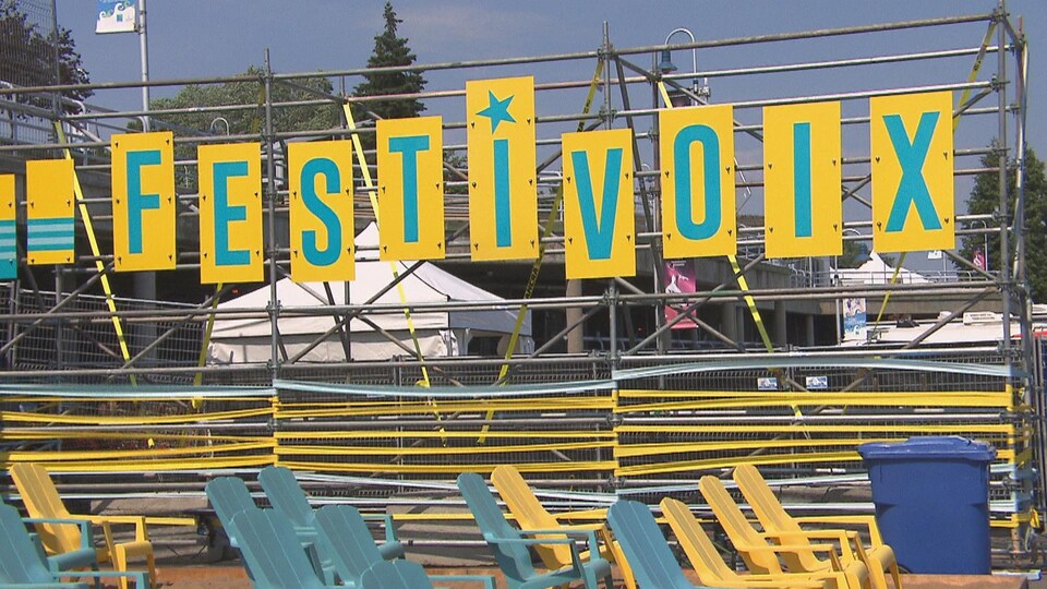 Les lettres formant le mot Festivoix.