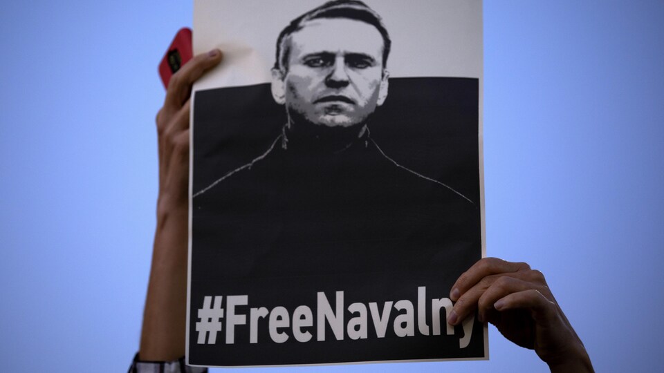 Une affiche sur laquelle il est écrit le mot-clic «Free Navalny».