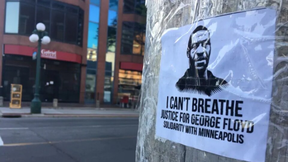 Une affiche sur laquelle on voit le visage de George Floyd.