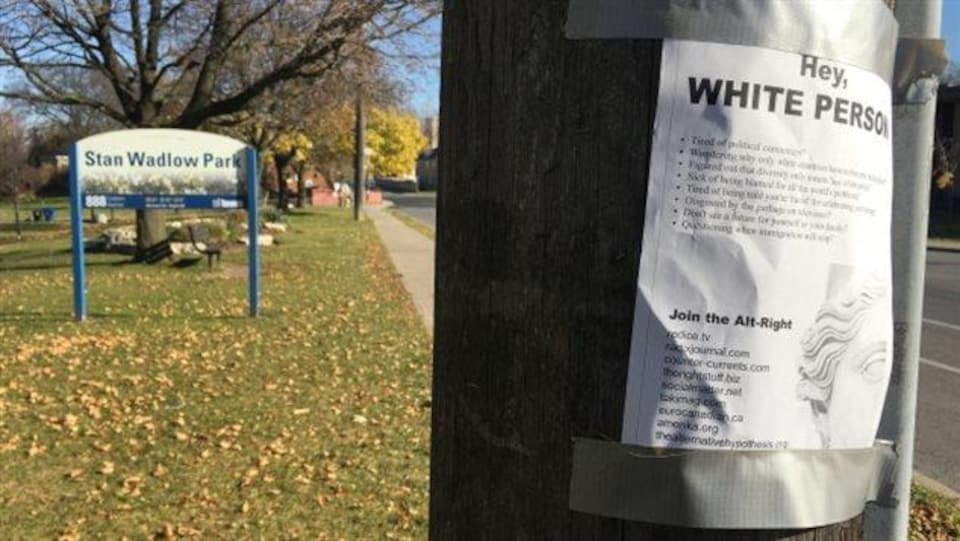 Une affiche raciste sur un poteau à Toronto