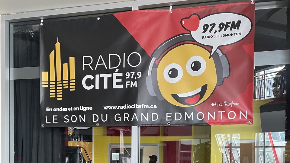 Une affiche de Radio Cité placardée devant l'entrée de son studio, à Edmonton.