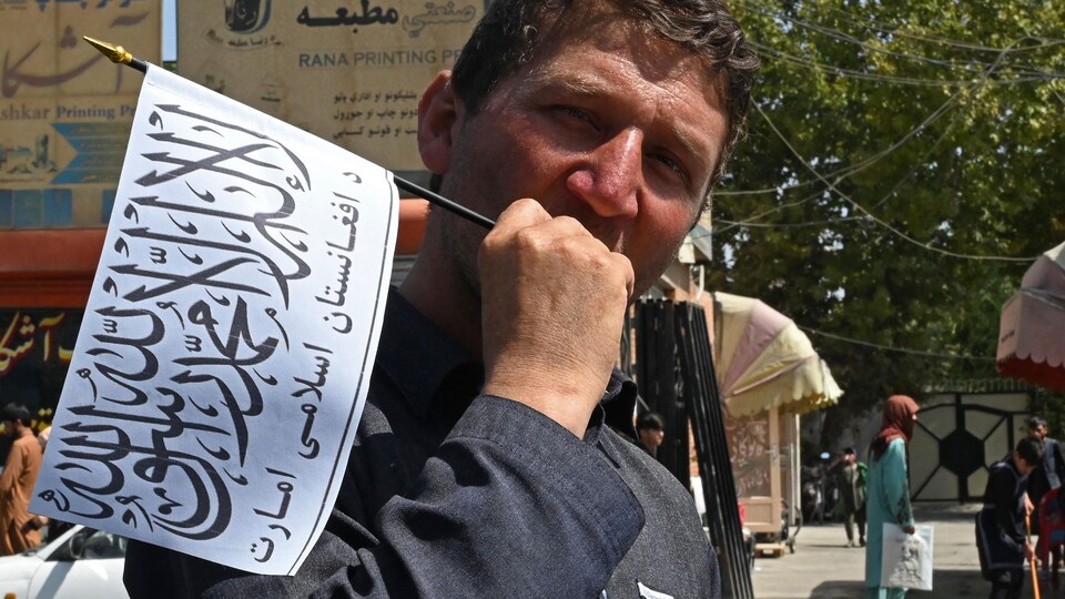 Un homme portant un drapeau.