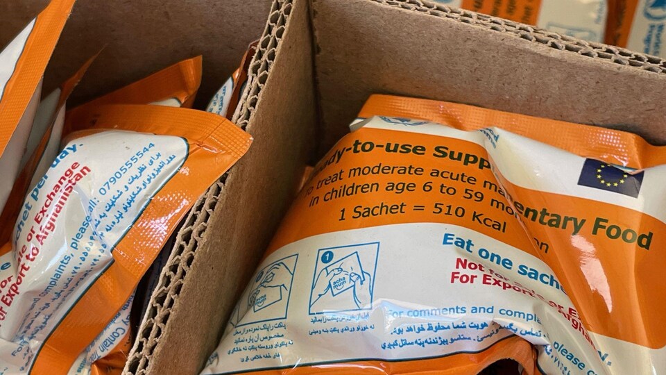 Des sachets de nourriture.