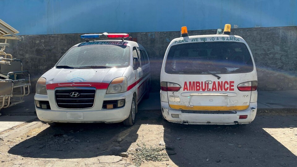 Deux ambulances poussiéreuses.