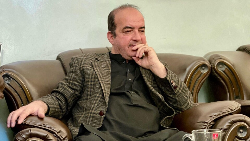 Dr Qassim Sageen sur un fauteuil.