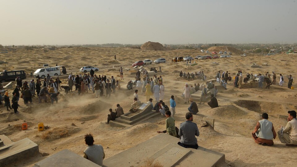 Des hommes dans un cimetière en Afghanistan.