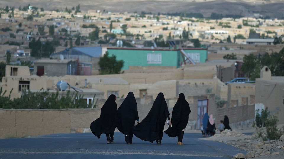 Des femmes marchent.
