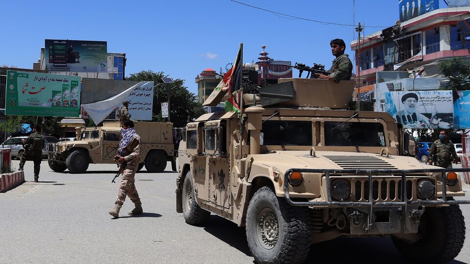 Des soldats des forces afghanes dans des véhicules militaires. 