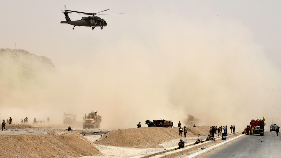 Un hélicoptère américain blackhawk survole le site d'une attaque suicide des talibans à Kandahar, le 2 août 2017.