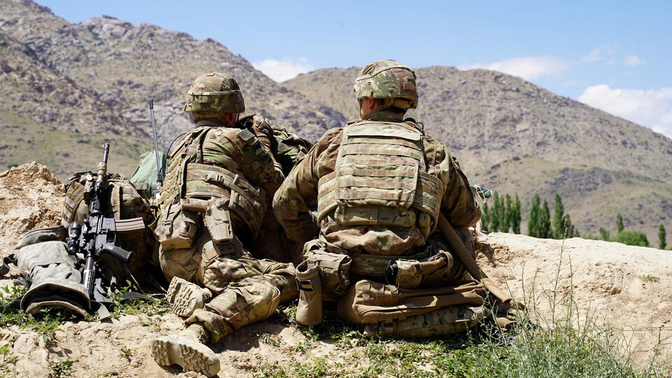 Des soldats tiennent une position sur une colline.